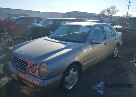 1998 Mercedes-Benz E 320 z USA, uszkodzony, nr VIN WDBJF65F0WA644098